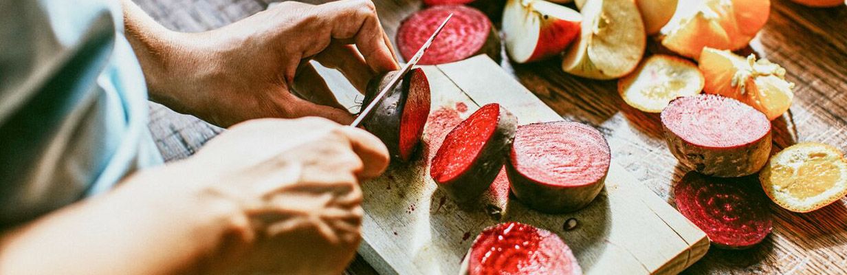 Dłonie, które kroją warzywa