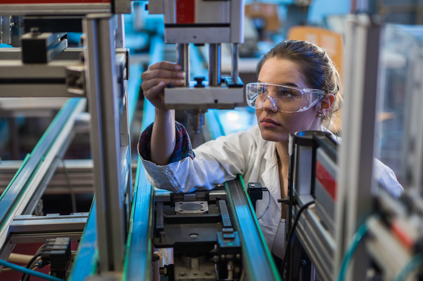 Kobieta pracuje w laboratorium