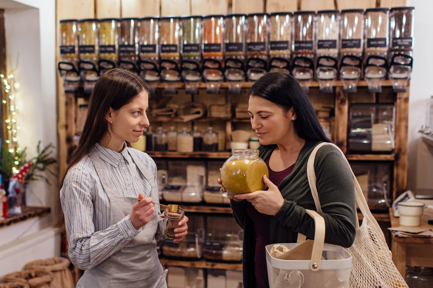 Sprzedawczyni i klientka w sklepie z przyprawami