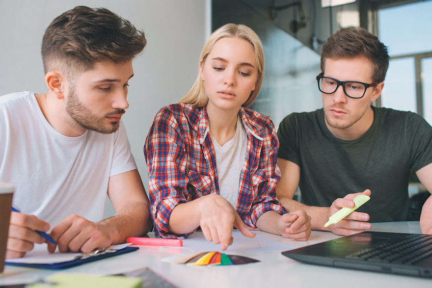 Trójka studentów rozwiązuje wspólnie zadanie