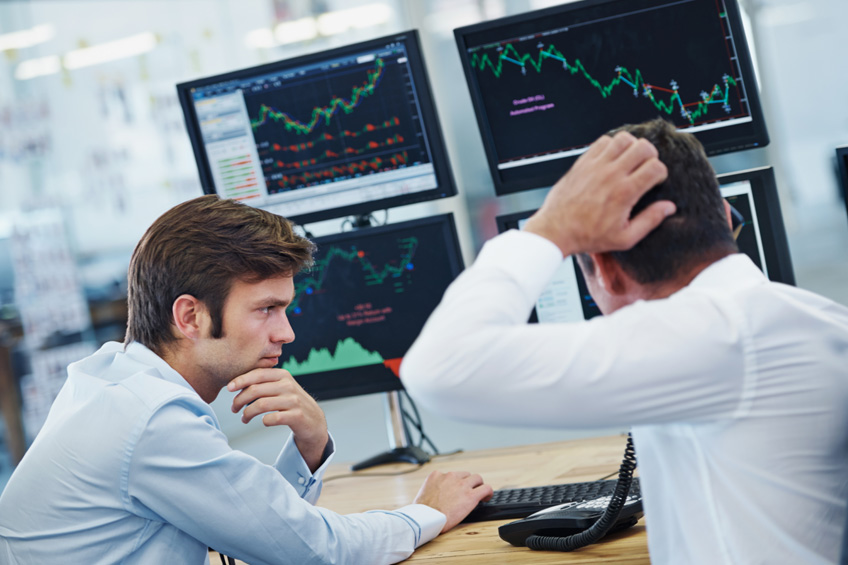 Dwaj mężczyźni analizują wykresy