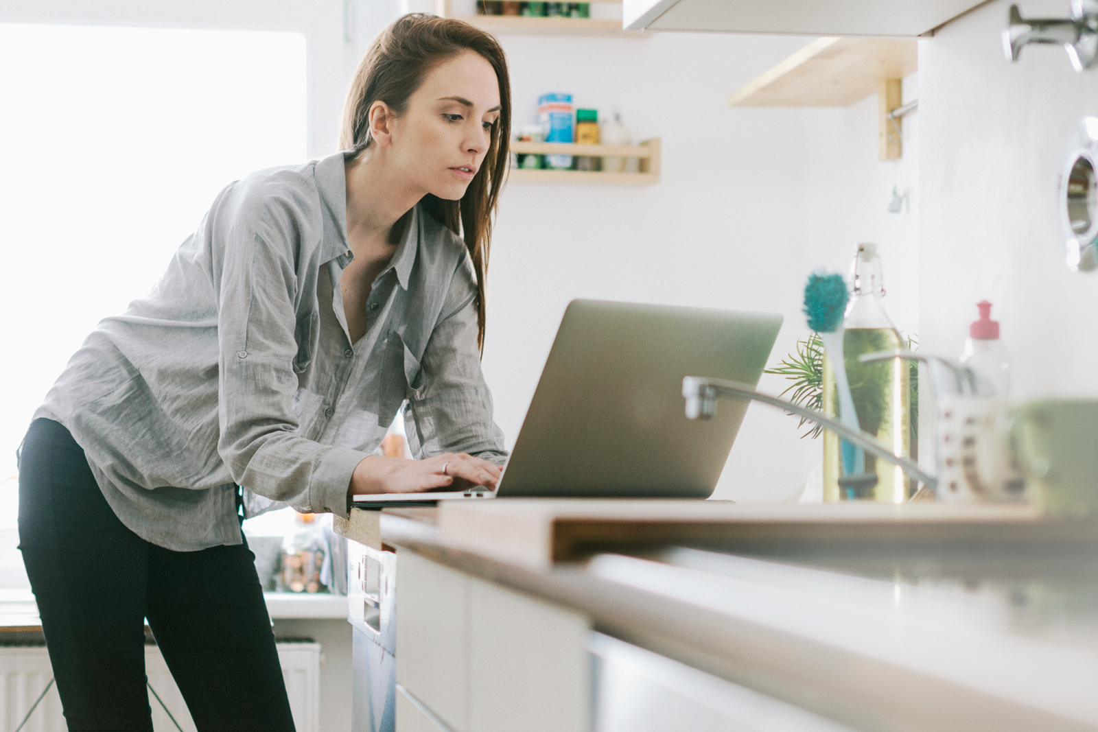 Zmartwiona kobieta sprawdza maile na laptopie