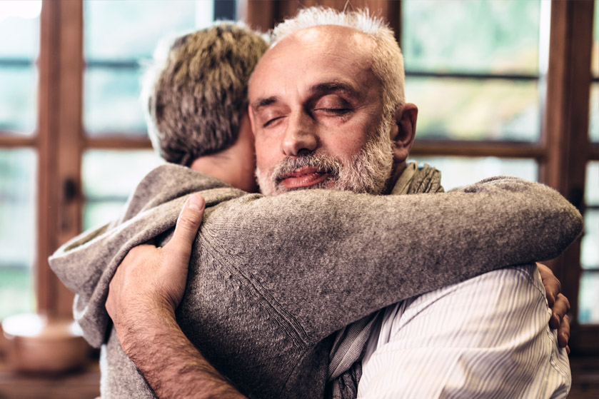 Dwójka smutnych ludzi. Przytulają się