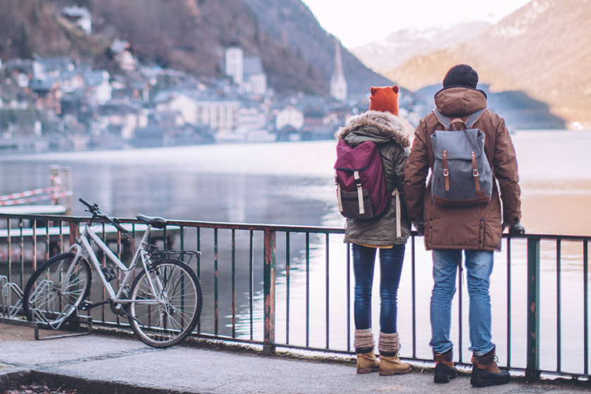 Dwójka podróżników, którzy podziwiają widoki