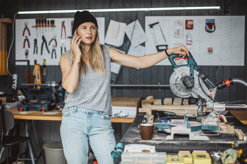 Młoda kobieta w warsztacie naprawczym