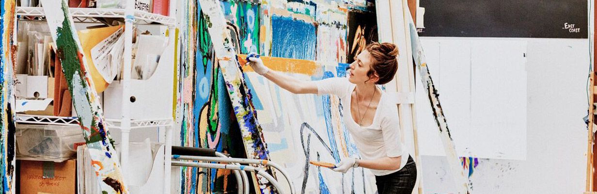 Kobieta maluje obraz na płótnie