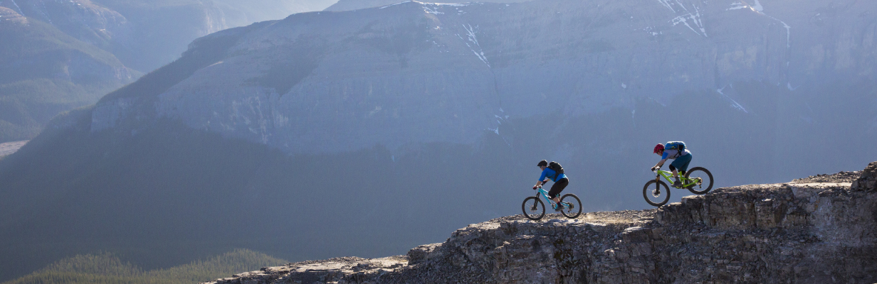 Dwaj rowerzyści, którzy jadą po stromym zboczu