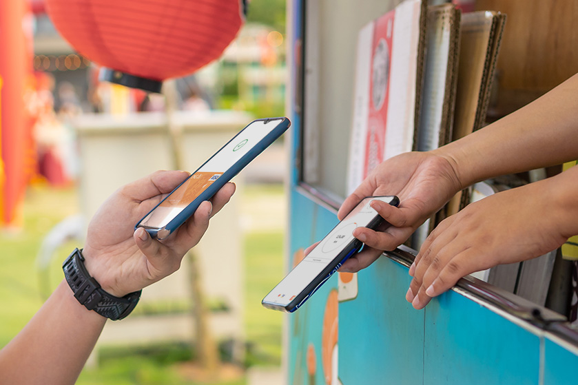 Żeby zapłacić na softposie zbliżasz telefon do telefonu z aplikacją eTerminal