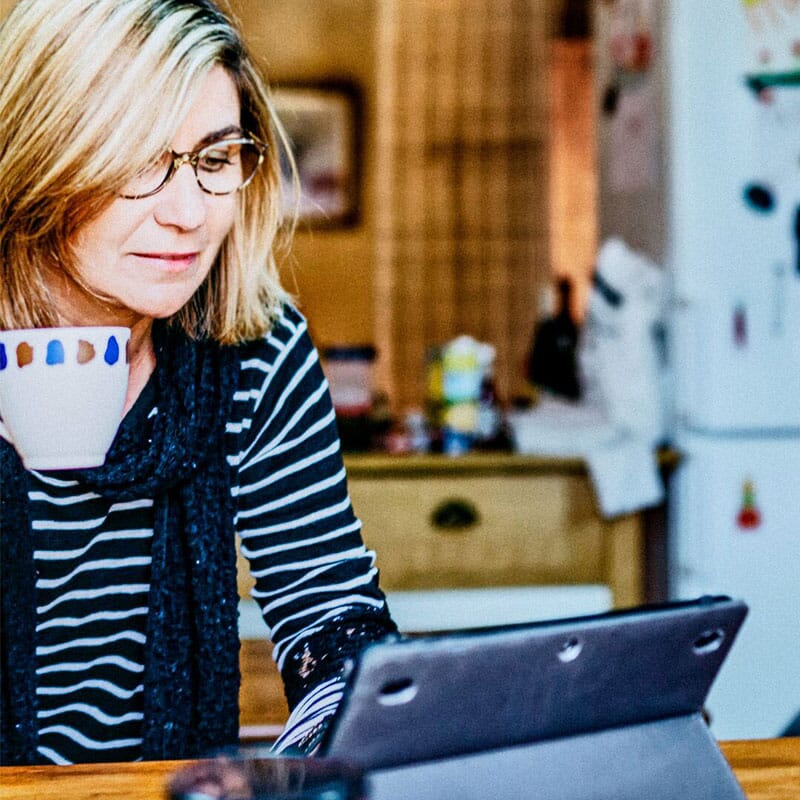 Młody przedsiębiorca podczas prac stolarskich