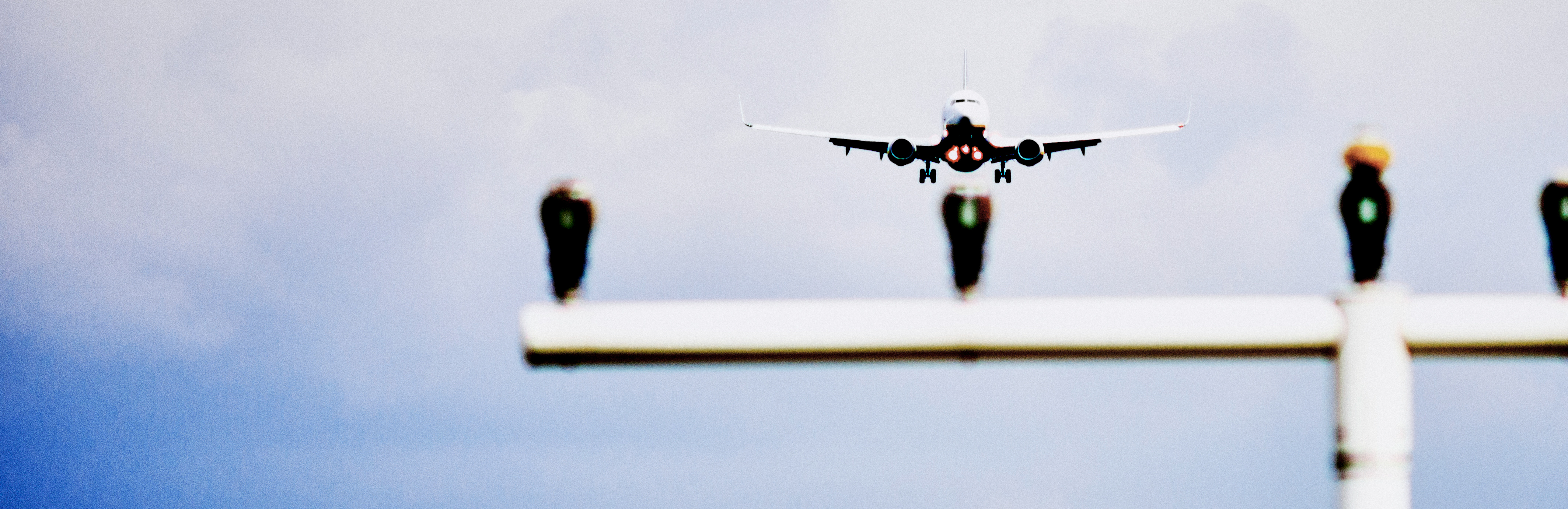 Widok samolotu zbliżającego się do lądowania