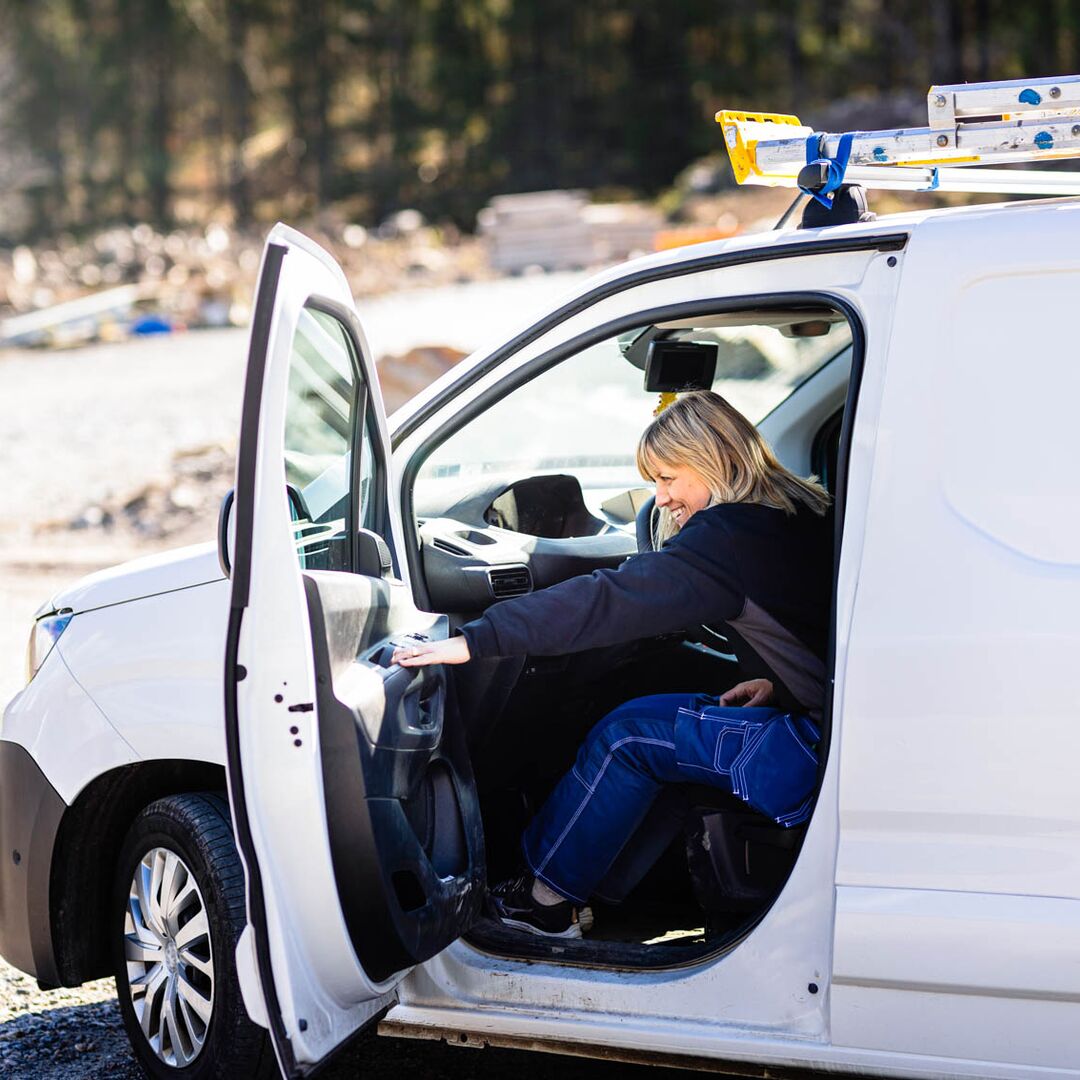 Kobieta wychodząca z białego samochodu dostawczego