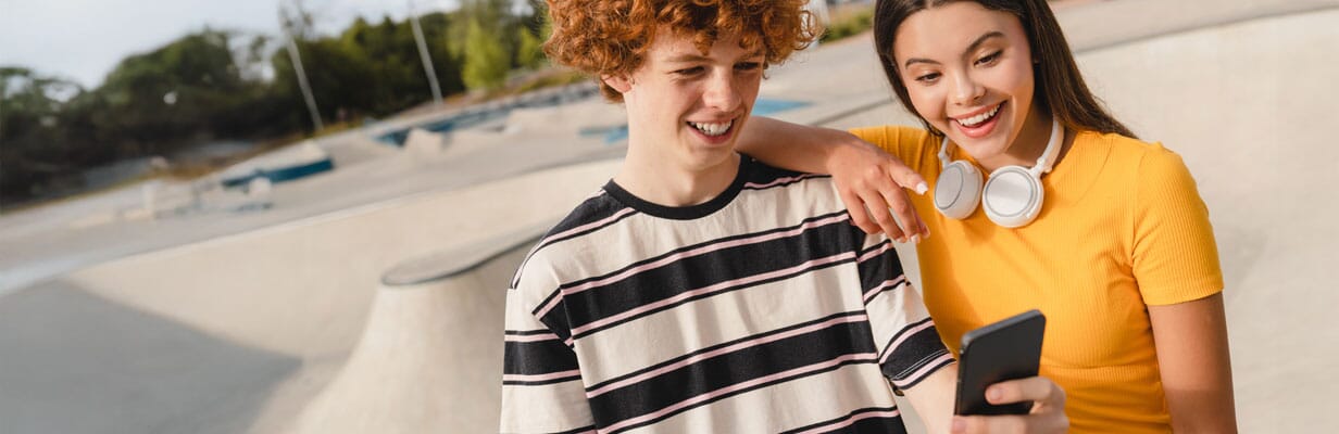 chłopak i dziewczyna patrzą na smartfona