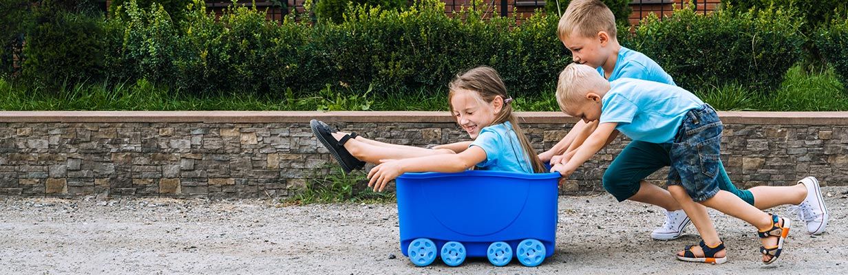 Trójka bawiących się ze sobą dzieciaków