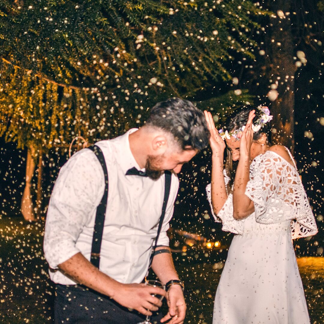 Szczęśliwa para robiąca sobie selfie