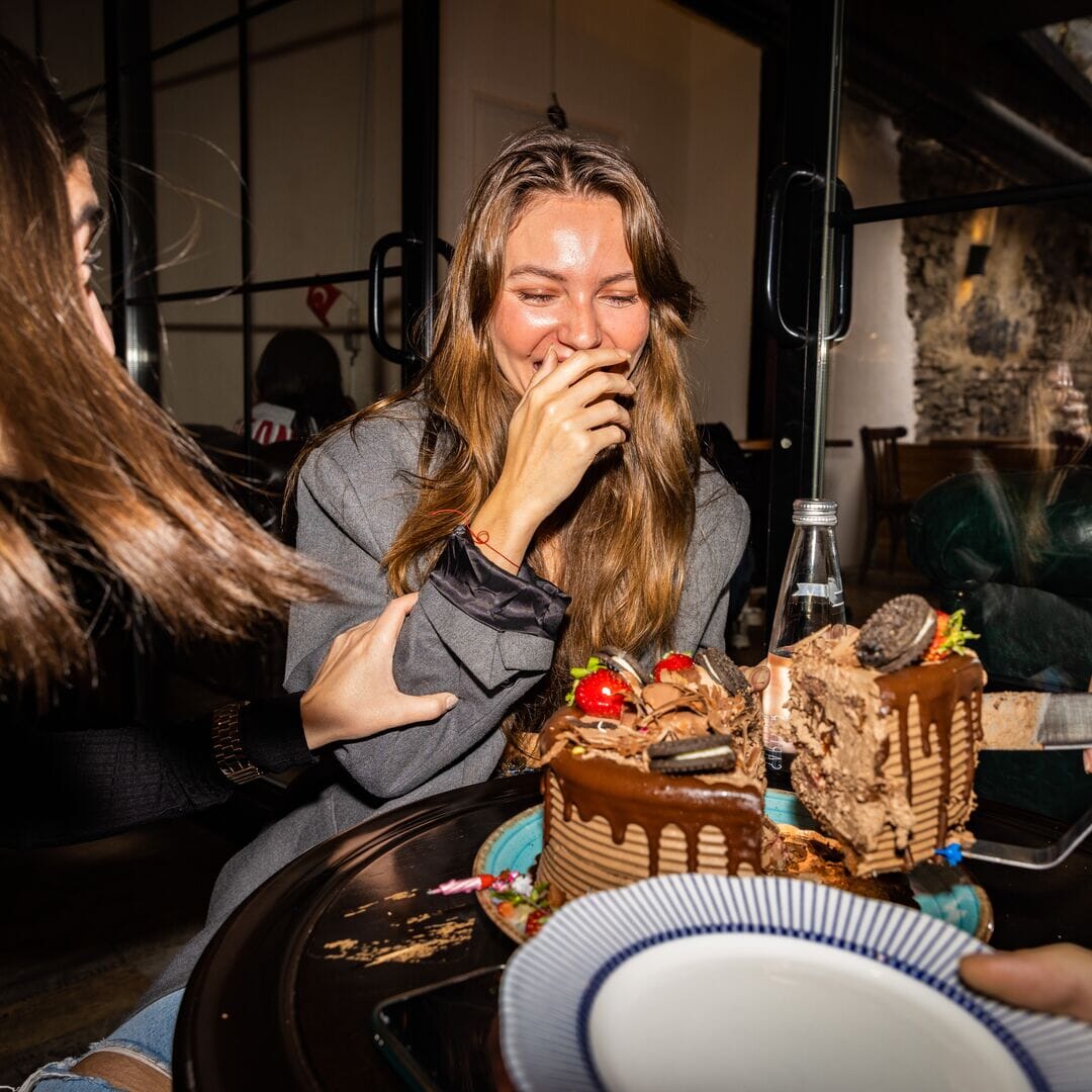 Mężczyzna pijący przez słomkę mrożoną kawę