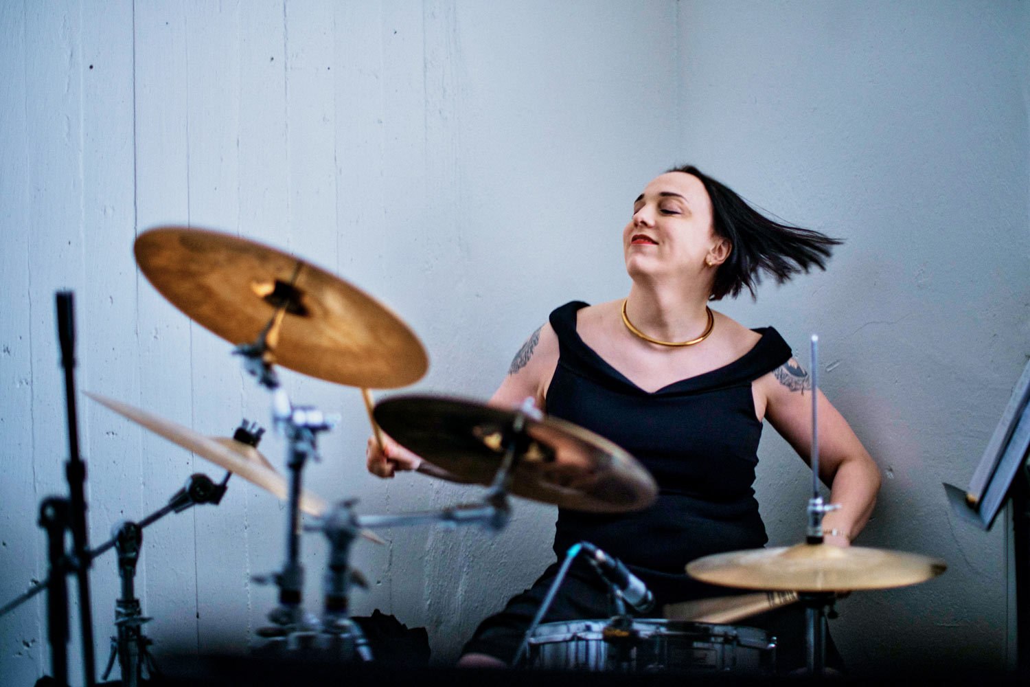 zczęśliwia kobieta gra na perkusji