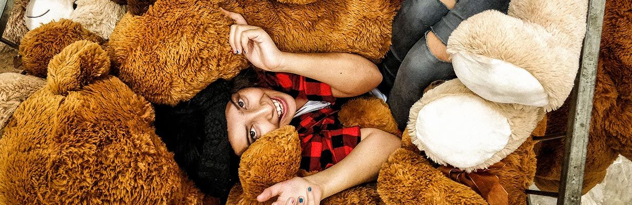 Dziewczynka wśród pluszowych maskotek