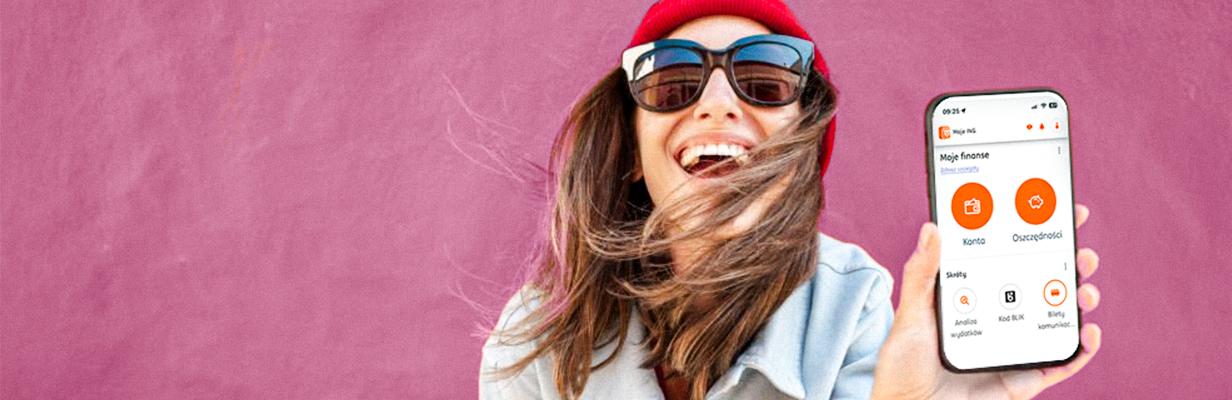 dwie młode dziewczyny, które pokazują sobie coś na telefonie