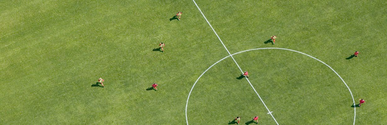 Mecz piłki nożnej widziany z lotu ptaka