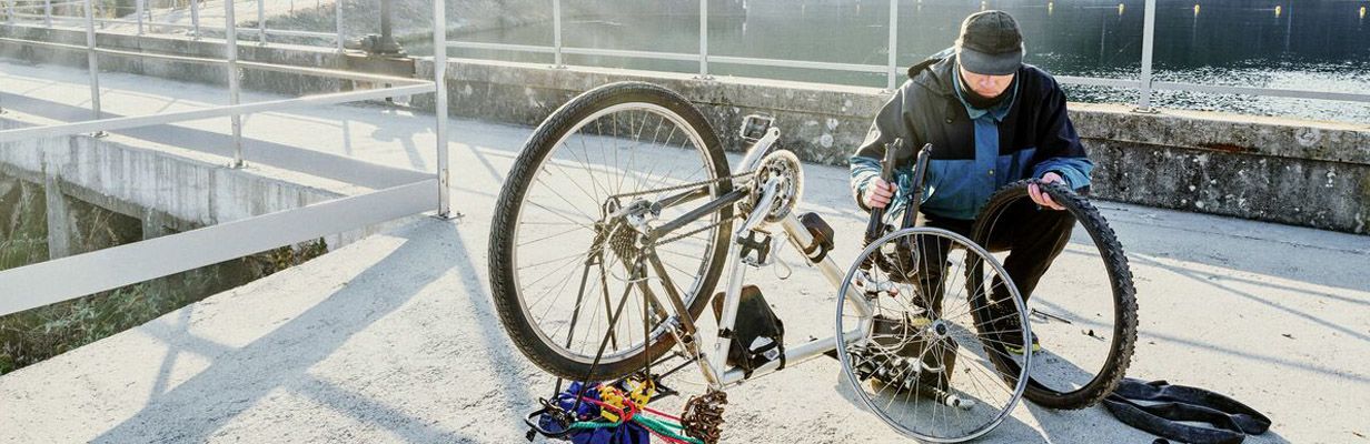 Mężczyzna naprawia swój rower