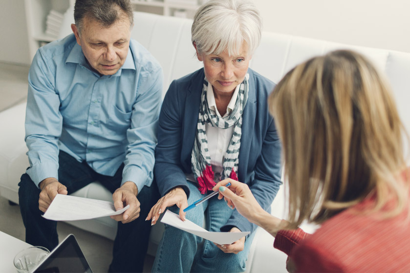 Dwójka osób w rozmowie z doradcą