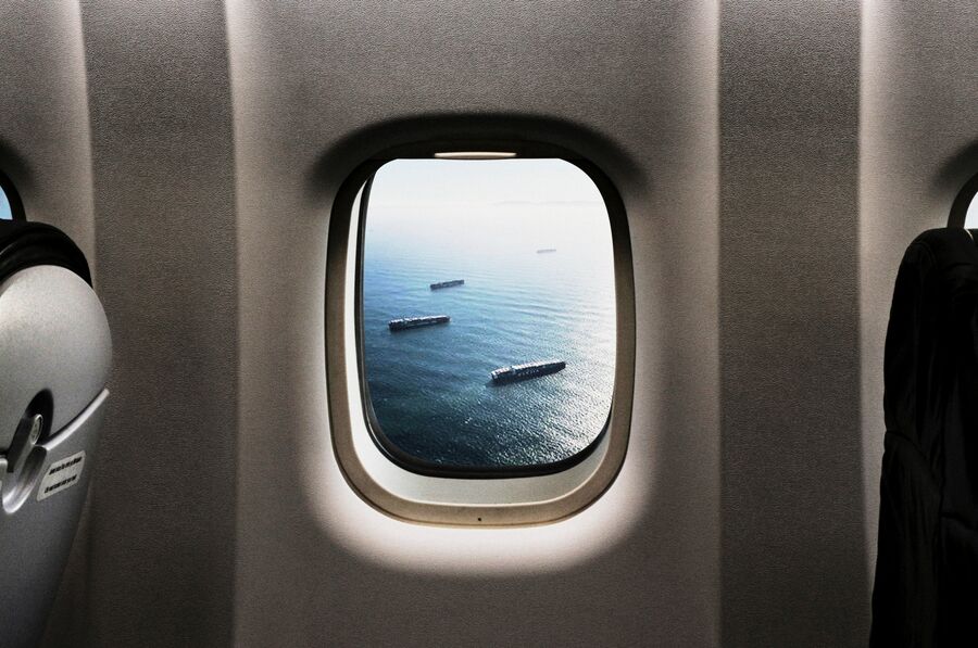 Widok na morze z okna samolotu