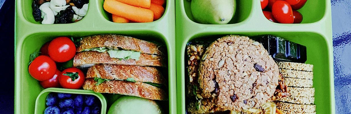 Pudełko śniadaniowe wypełnione przekąskami