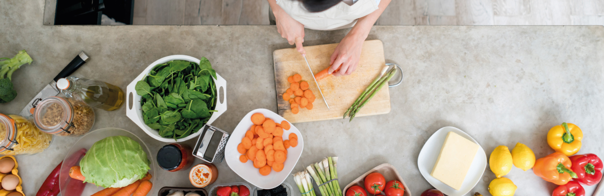 Kobieta kroi warzywa