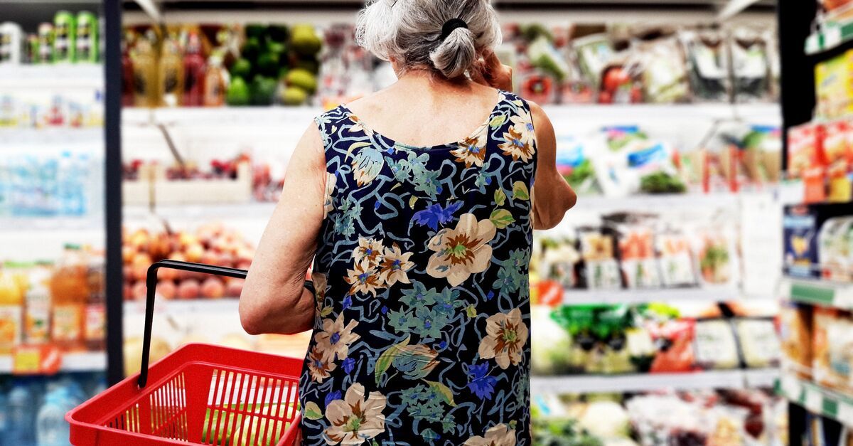 Starsza kobieta robi zakupy w supermarkecie