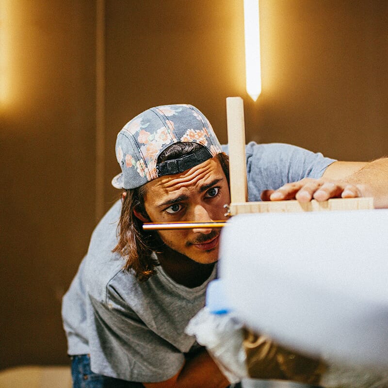 Młody przedsiębiorca podczas prac stolarskich