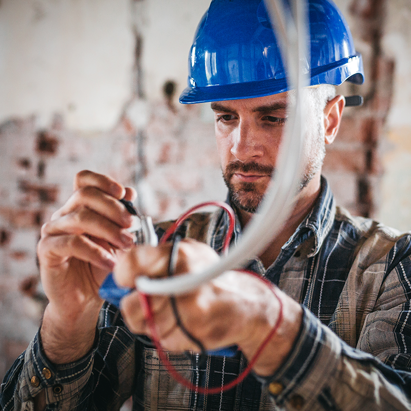 Właściciel firmy w kasku podczas prac budowlanych