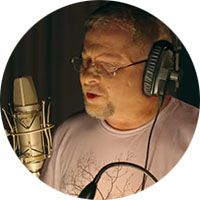 Zdjęcie mężczyzny w studio nagraniowym.