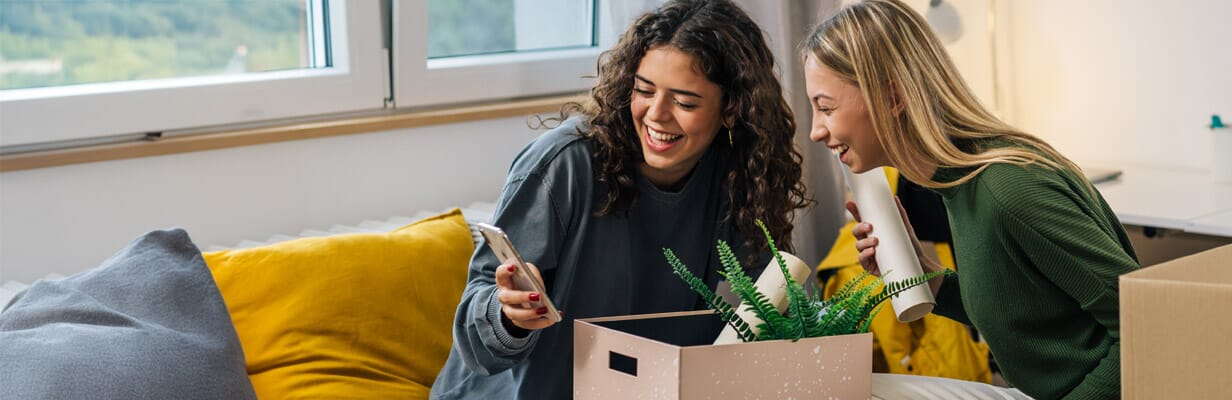 Młoda para siedząca w restauracji. Dziewczyna zdziwiona cenami w menu, a chłopak spokojny, panujący nad sytuacją