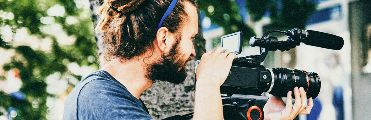 Mężczyzna trzyma kamerę i coś nagrywa