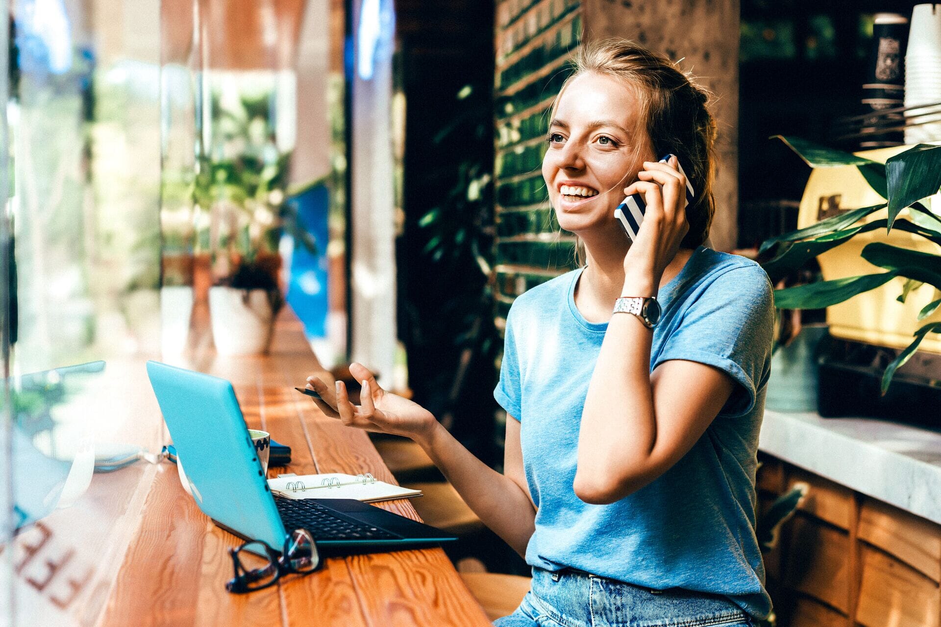 Osoba korzystająca z laptopa i telefonu podczas obsługi płatności w Magento