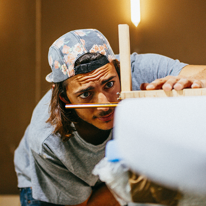 Młody przedsiębiorca podczas prac stolarskich