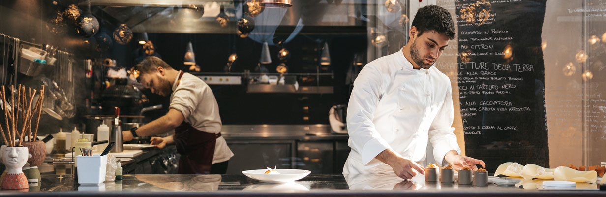 Szef kuchni przygotowuje danie w restauracji