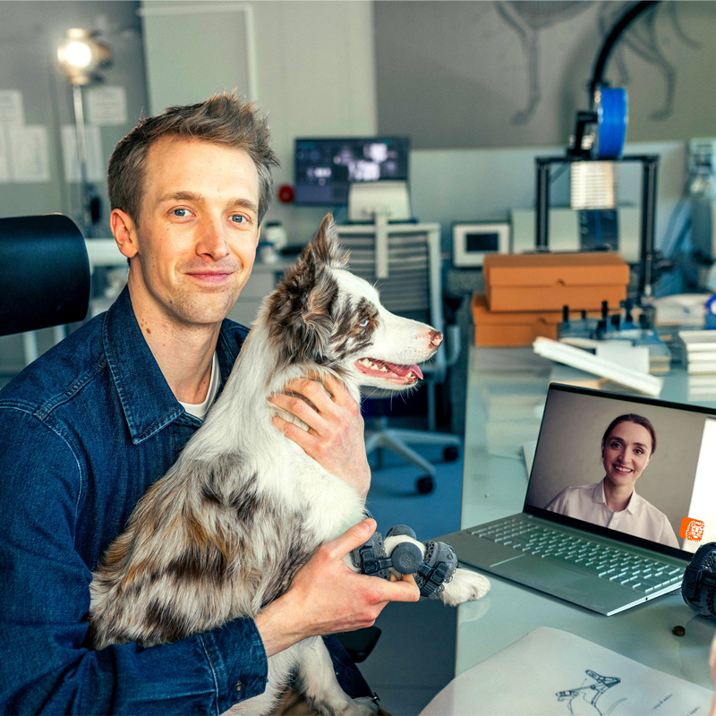 Młoda przedsiębiorczyni pokazuje produkowane przez siebie roboty