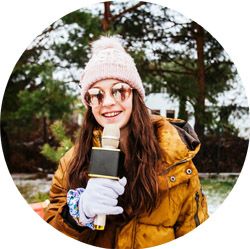 Kobieta z mikrofonem przeprowadza z kimś wywiad