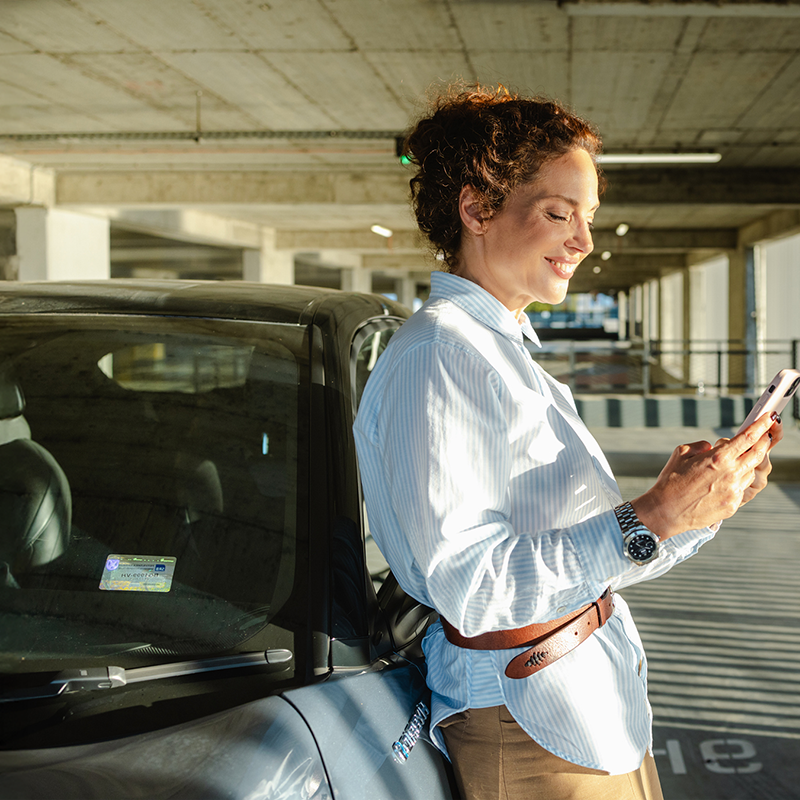 Kobieta opierająca się o samochód