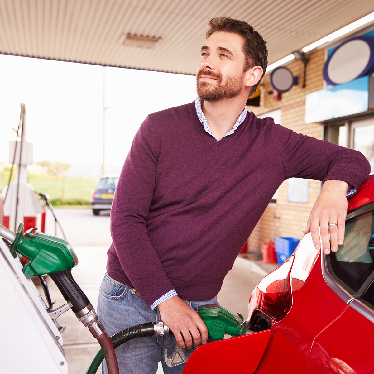 Mężczyzna tankujący auto