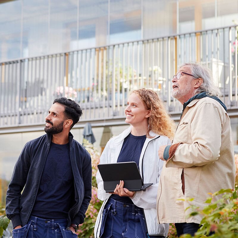 Młody przedsiębiorca podczas prac stolarskich