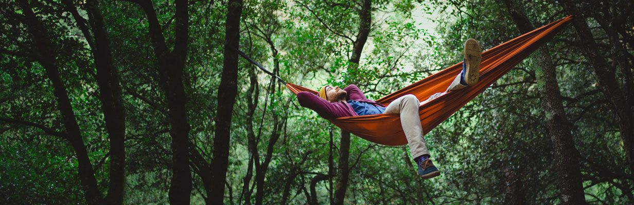 Mężczyzna odpoczywa na hamaku