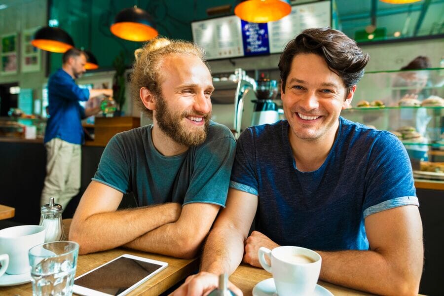 Koledzy na kawie w kawiarni