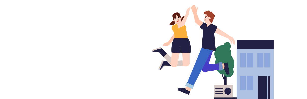 Uśmiechnięta kobieta w średnim wieku i pies siedzą na kanapie w swoim nowym mieszkaniu.