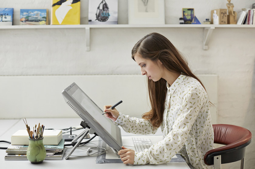 Kobieta w trakcie pracy. Rysuje coś na ekranie graficznym