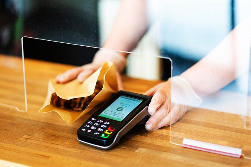 Płatność na terminalu płatniczym w branży gastronomicznej