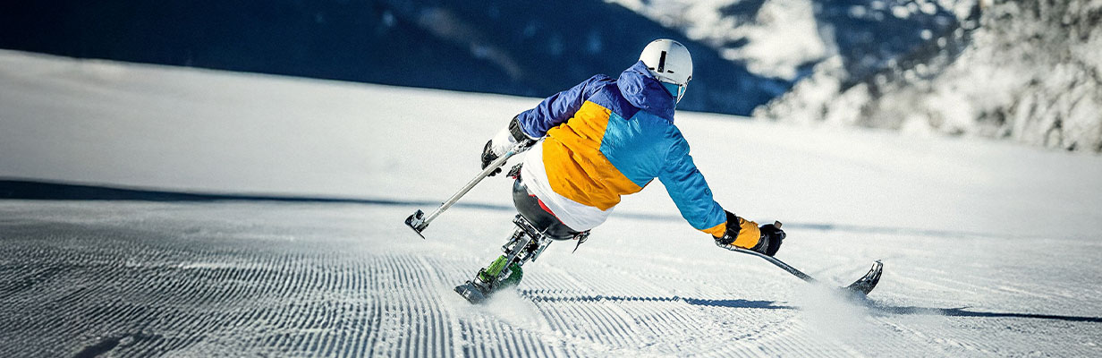Osoba zjeżdżająca na nartach ze stoku
