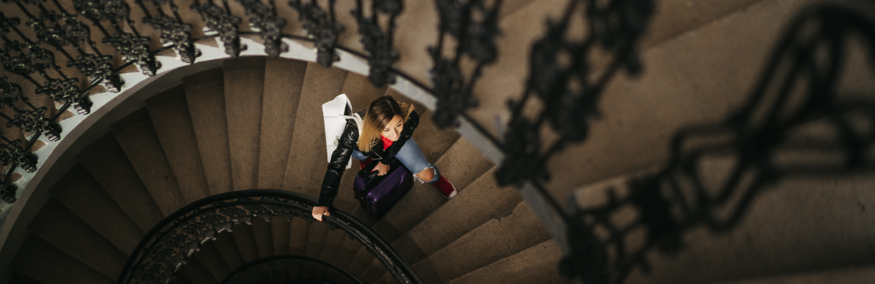 Kobieta idzie po krętych schodach