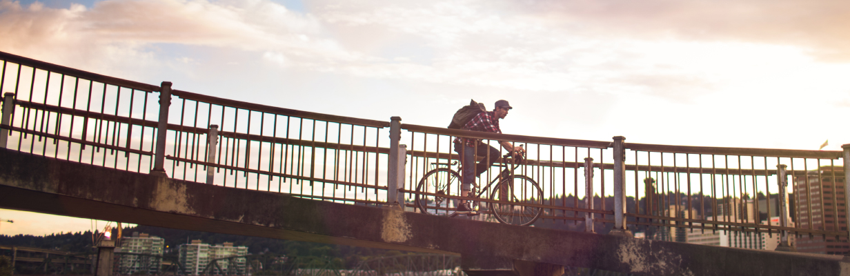 Męzczyzna jedzie na rowerze